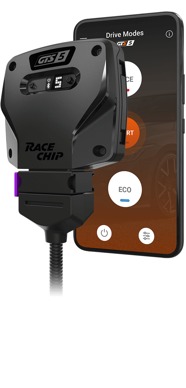 RaceChip GTS 5 control unit in angled view in front of a smartphone with the app open. Driving modes RACE, SPORT and ECO are visible, SPORT is activated.